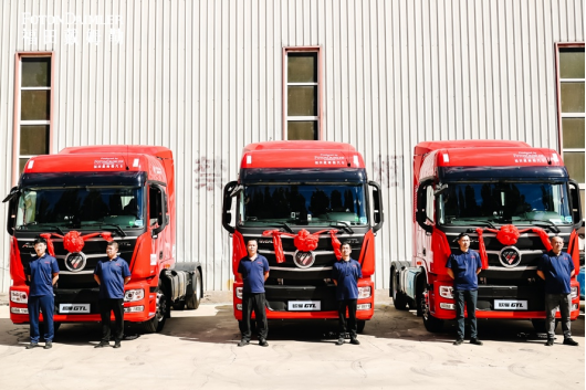 1661301563857758.png 【新闻稿】使命必达助快递运输更降本增效!欧曼自动挡重卡批量交付上海佳轩物流1863.png