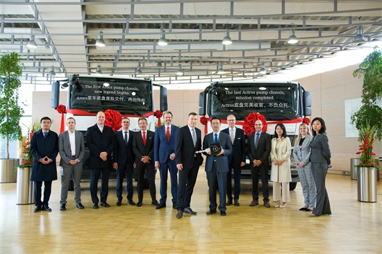 梅赛德斯-<font color='#1d9ed2'>奔</font><font color='#1d9ed2'>驰</font><font color='#1d9ed2'>卡</font><font color='#1d9ed2'>车</font>交付阿克托斯泵<font color='#1d9ed2'>车</font>底盘收官之作，阿洛斯接棒服务中国客户